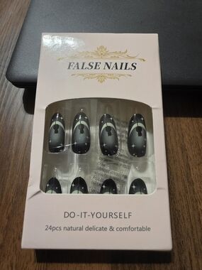 False Nails 24 Set - Cat, Moon & Star Design